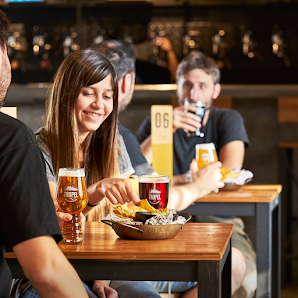El ambiente del bar en una noche con amigos